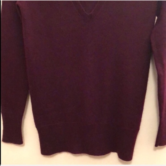 Vince Deep Vneck Red Burgundy Cashmere Sweater - Picture 4 of 6